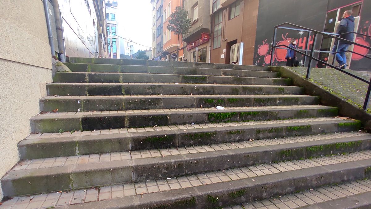 Imagen de suciedad en las escalerillas de la Travesía Gómez Núñez. | D.M.