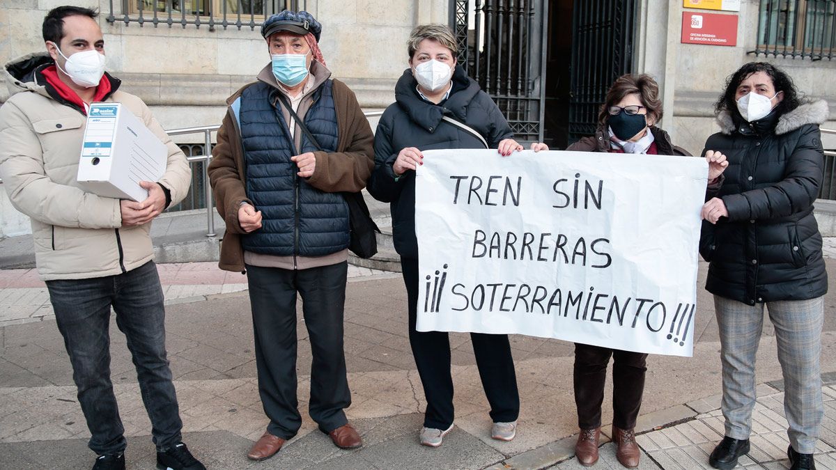 Las firmas se entregaron en la sede de la Subdelegación del Gobierno en León. | ICAL Las firmas se entregaron en la sede de la Subdelegación del Gobierno en León. | ICAL