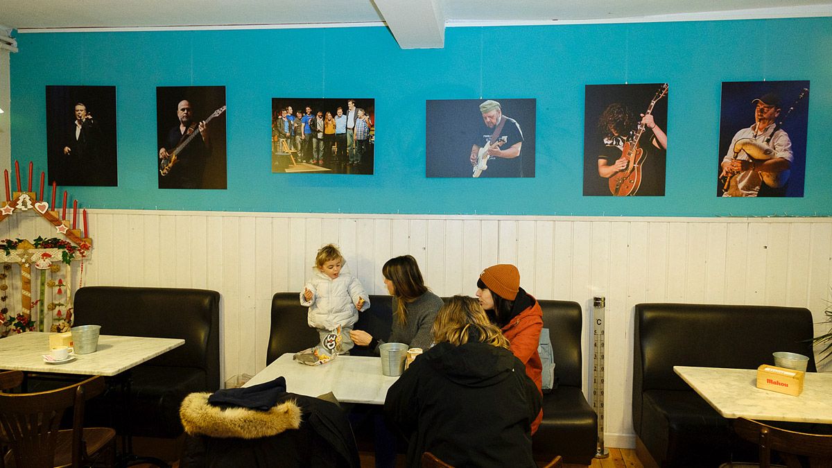 Imagen de la exposición en el restaurante Villamor de Riello. | VICENTE GARCÍA