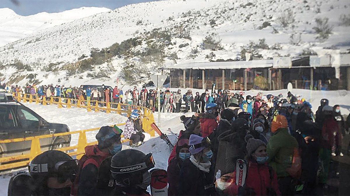 Colas de más de dos horas en varios puntos de estación de esquí. | L.N.C.