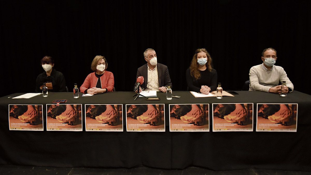 Julia Franco, Evelia Fernández, Isidoro Martínez, Ester Muñoz y César Ordóñez durante la presentación del curso. | SAÚL ARÉN