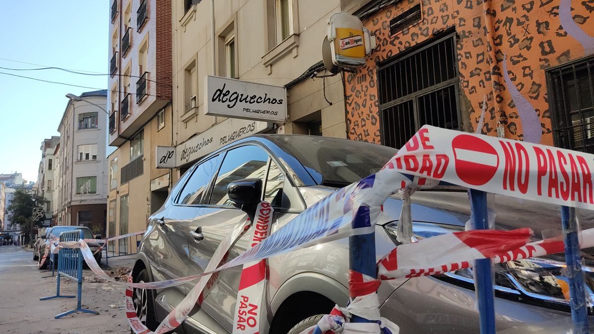 La acera del inmueble aún permanece precintada mientras duran los trabajos policiales. | D.M. La acera del inmueble aún permanece precintada mientras duran los trabajos policiales. | D.M.