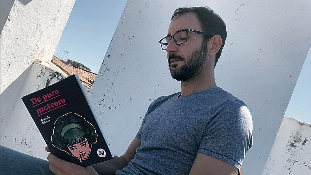 El autor Antonio Rómar con el libro de cuentos ‘De puro meteoro’. | ARISTAS MARTÍNEZ