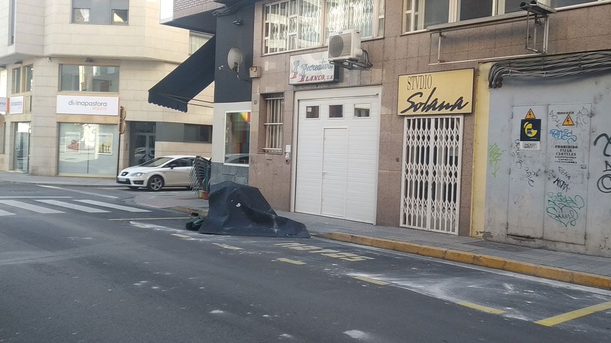 La terraza se asentaba sobre un cesped artificial que ha sido retirado tras el suceso. | MAR IGLESIAS