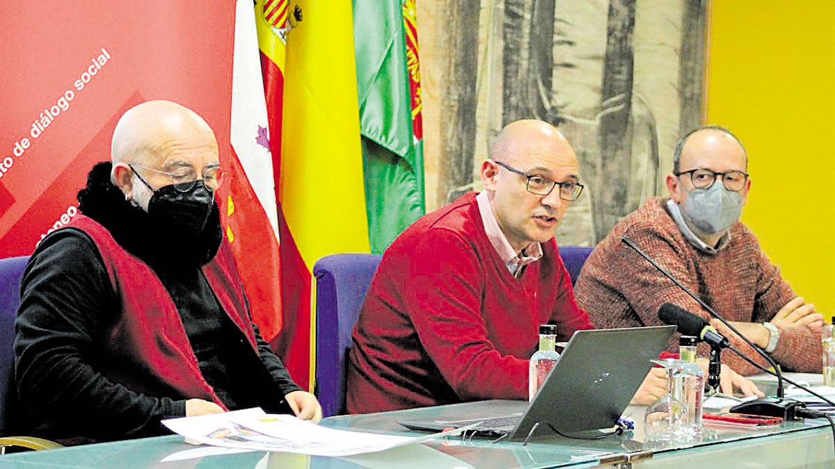 Manolo Sierra, autor del cartel, junto al profesor Javier Rodríguez e Ignacio Fernández Herrero en la presentación del Encuentro. | UNIVERSIDAD DE LEÓN