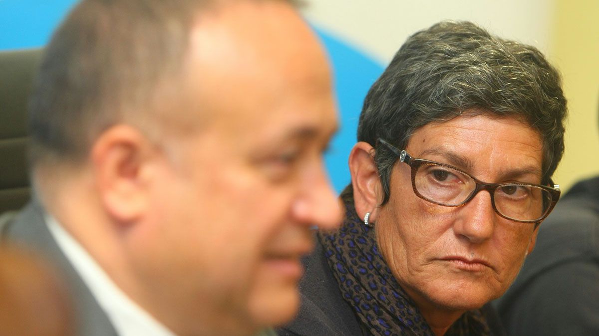 Gerardo Álvarez Courel junto a Eugenia Alba, de la Asociación Berciana de Agricultores. | C. Sánchez (Ical)