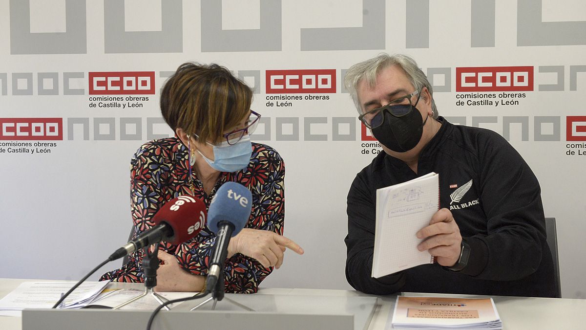 Rosa Eva Martínez y Juan Loreto Andrés, en la sede de CCOO. | MAURICIO PEÑA