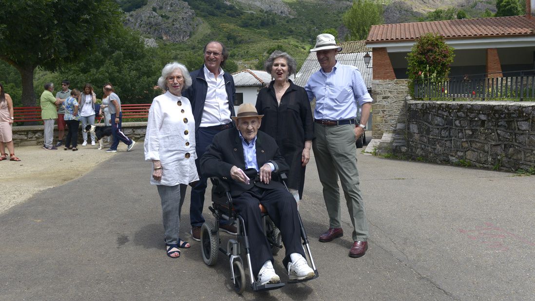 Alvarado junto a sus hijos antes de recibir el homenaje que le hicieron en 2018. | MAURICIO PEÑA