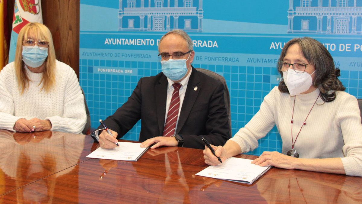 Firma del convenio de cesión de las instalaciones a Alfaem.