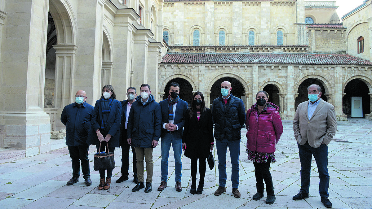 Foto de familia de los socialistas leoneses que participaron en el encuentro con Héctor Gómez. | MAURICIO PEÑA