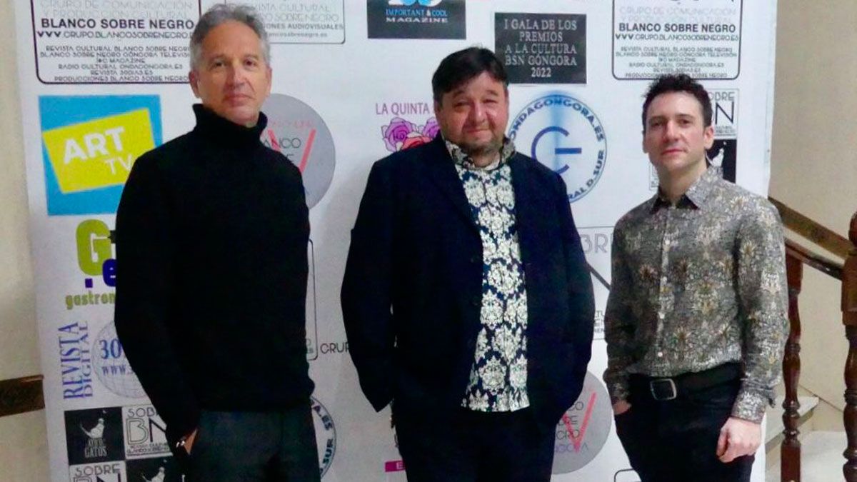 Jorge Solana ( de gris ) con José Manuel Belmonte y Francisco Arroyo Ceballos en la gala.