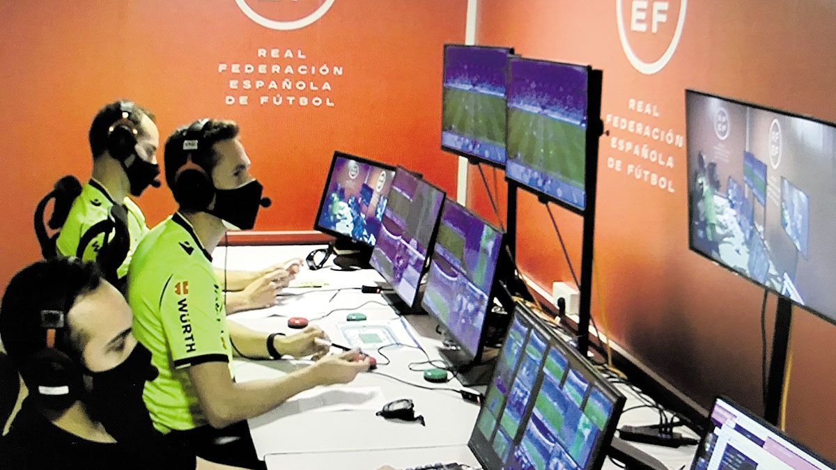 José Luis González González, en el centro al frente de la sala VAR durante la semifinal de la Supercopa entre el Madrid y el Barcelona. | MOVISTAR