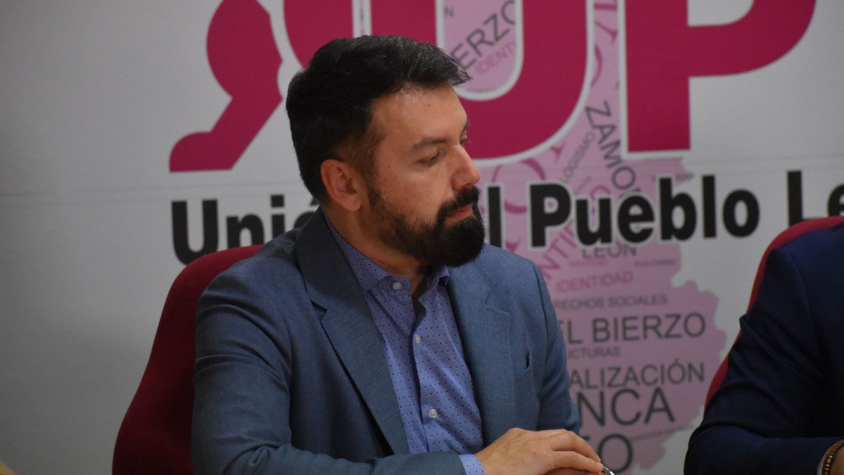 El candidato de UPL a las Cortes, Luis Mariano Santos (C), junto al portavoz de la gestora de UPL-Bierzo y número 3 de la lista, José Ramón García (2I), y los candidatos bercianos, durante la presentación de su candidatura. | ICAL