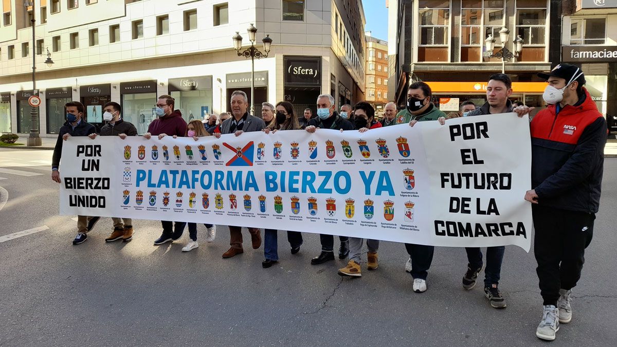 Los trabajadores concentrados frente a las oficinas de la Junta en Ponferrada donde se producía el acto de conciliación.