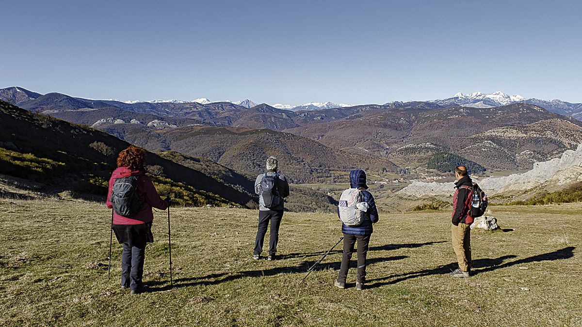 Vista de Crémenes y los picos de Mampodre y la montaña central leonesa. | VICENTE GARCÍA