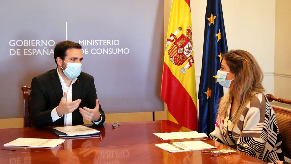 Alberto Garzón, ministro de Consumo, con Idoia Sandoval, ganadera de extensivo en Villanueva de Pontedo. | L.N.C.
