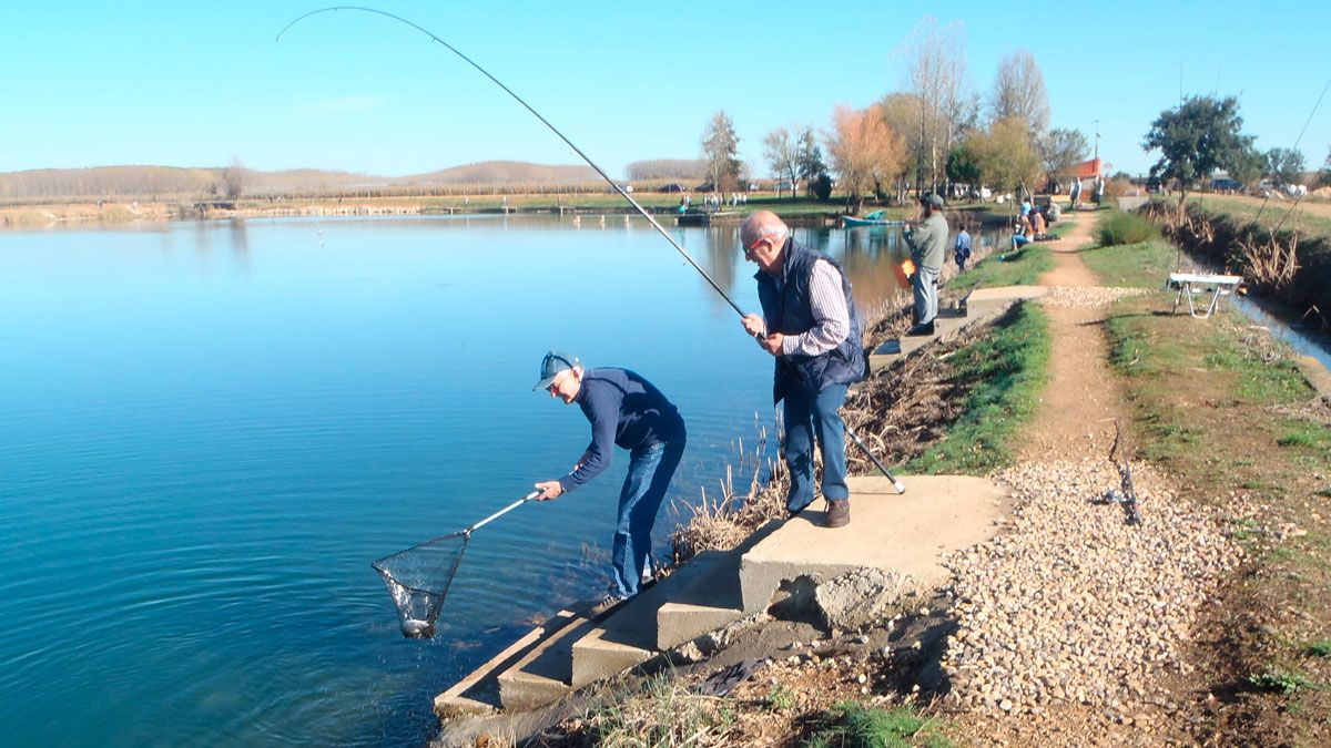 Aficionados disfrutando de la pesca en el río Jabares. | R.P.N.