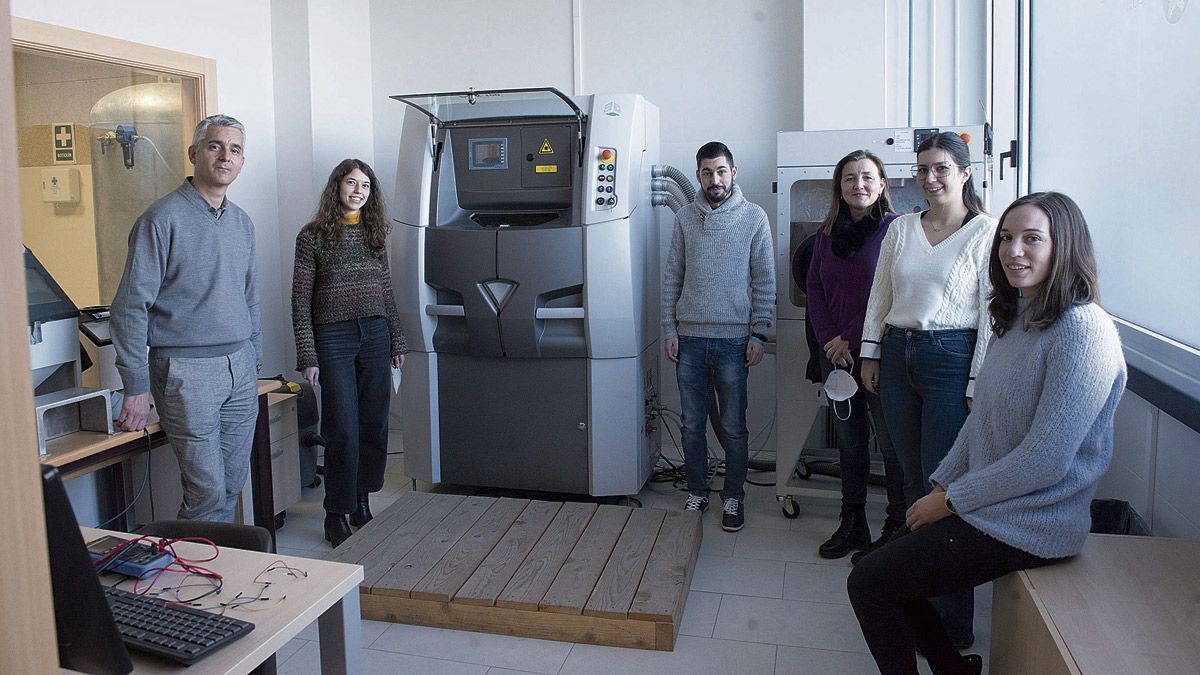 Equipo encargado de la Unidad de Fabricación e Impresión 3D y del ‘FabLab’ de la Universidad de León. | MAURICIO PEÑA