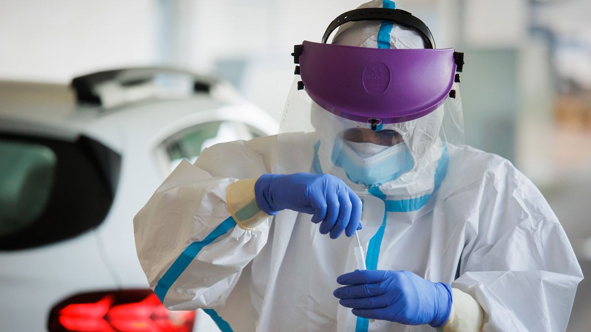 Un profesional sanitario comprueba el resultado de una prueba de Covid. | ICAL