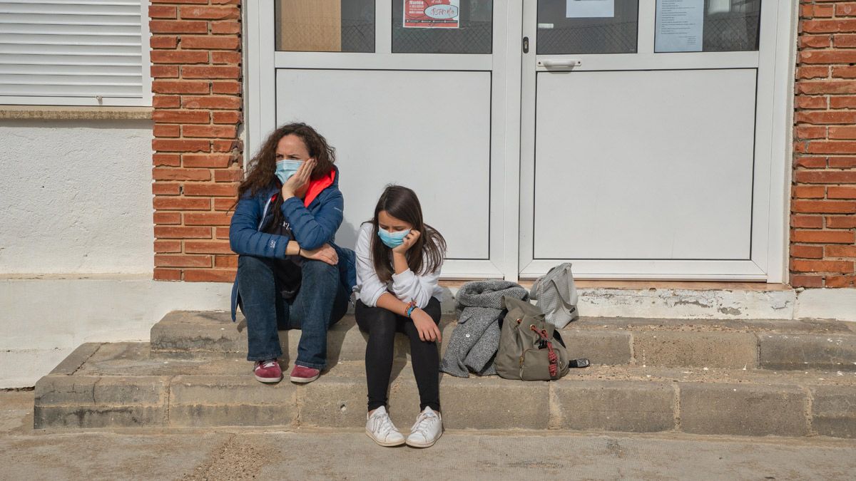 Una profesora y una alumna a la entrada de un centro educativo. | ICAL