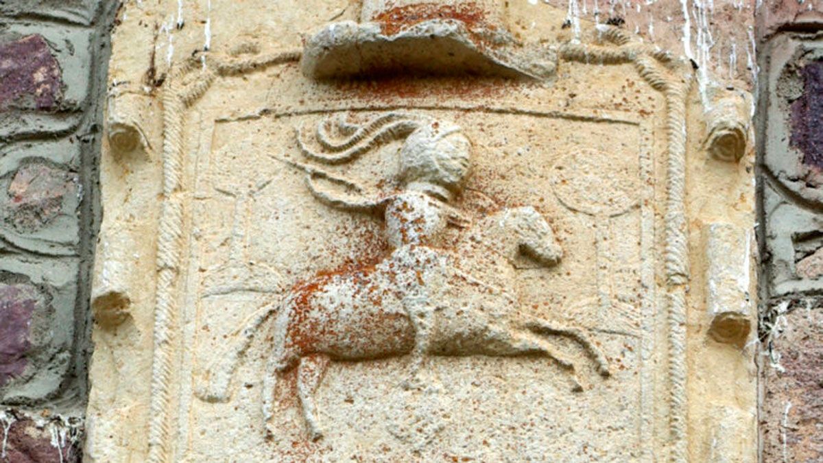 Detalle del escudo de Arintero, dedicado a la mujer caballero.