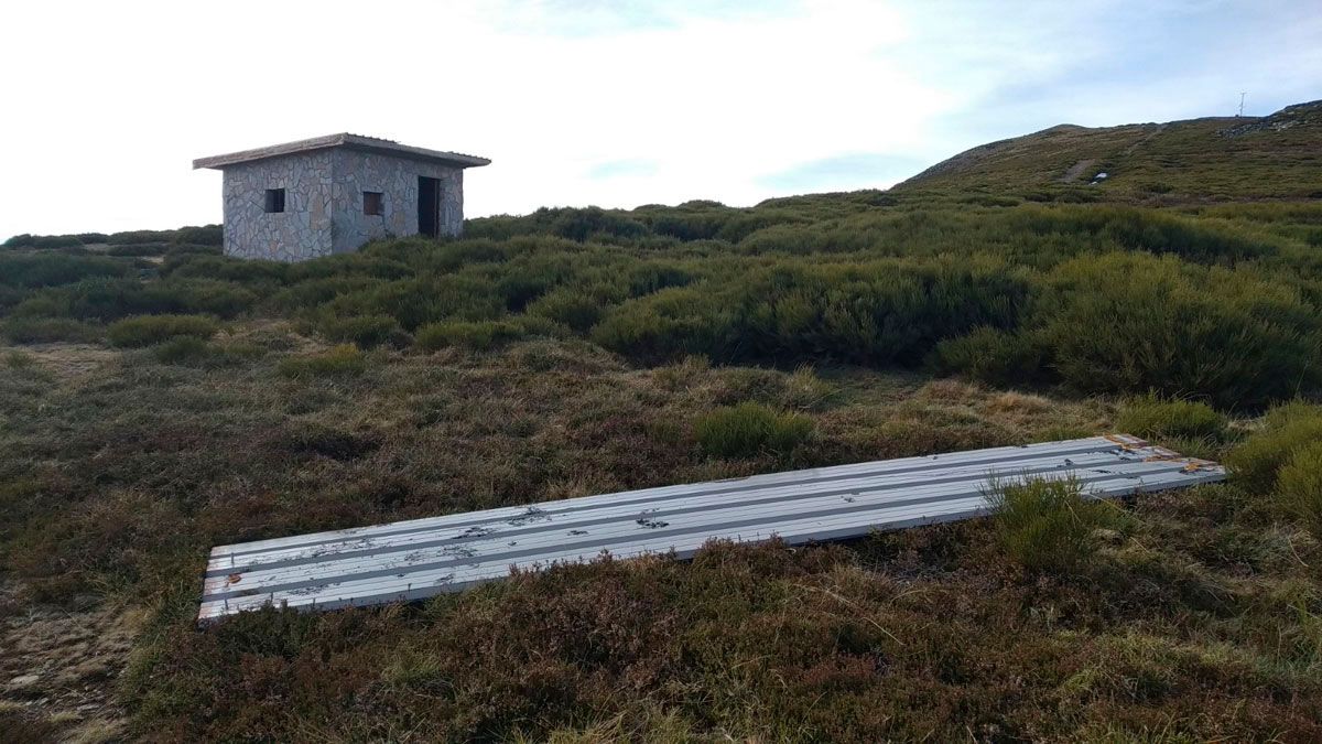 Los tejados de chapa de los refugios han volado y han quedado por el suelo, sin consideración ni del viento ni de las administraciones. | M.I.