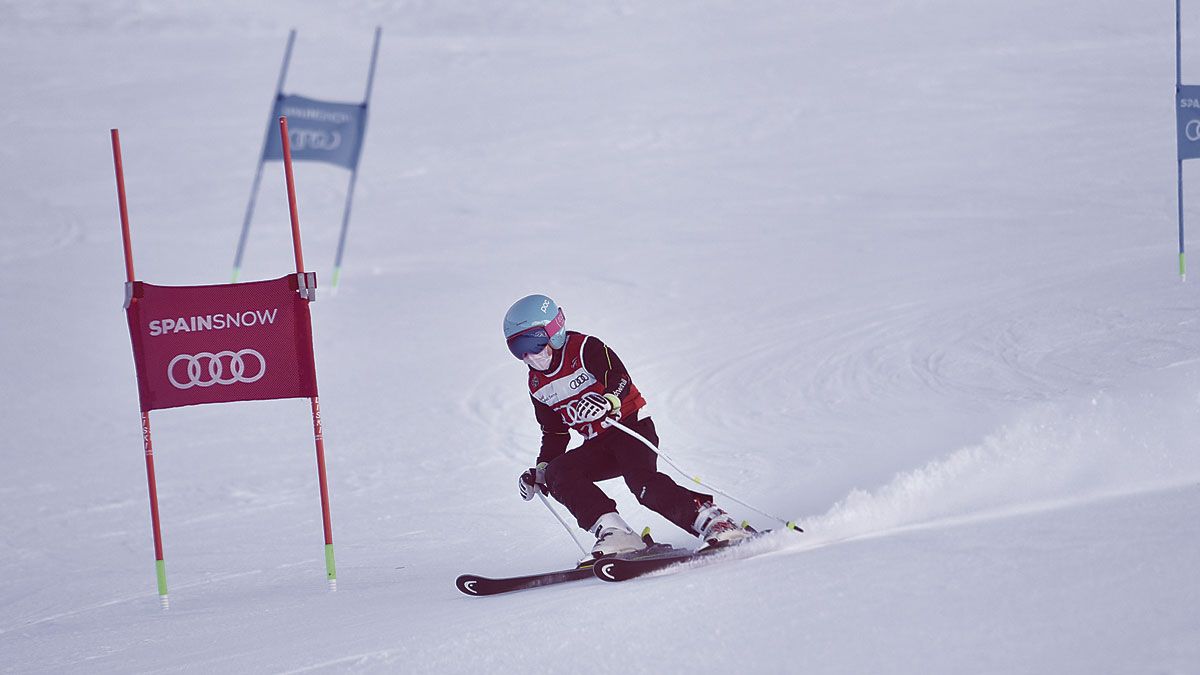 Una de las participantes, en pleno descenso durante la competición celebrada en San Isidro. | SAÚL ARÉN