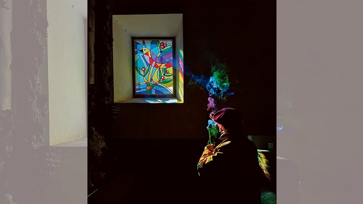 Algunas de las vidrieras ya colocadas en la pequeña iglesia de Lago de Babia y los juegos de luces que componen. | L.N.C.