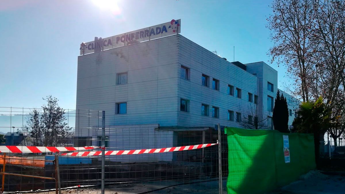 A las puertas de la Clínica siguen a buen ritmo las obras para realizar el bunker que contendrá el acelerador lineal. | MAR IGLESIAS