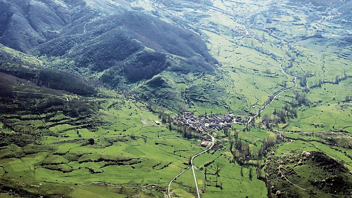 En la fotografía, vista panorámica del valle de Reyero, afectado por la falta de comunicaciones. | L.N.C.