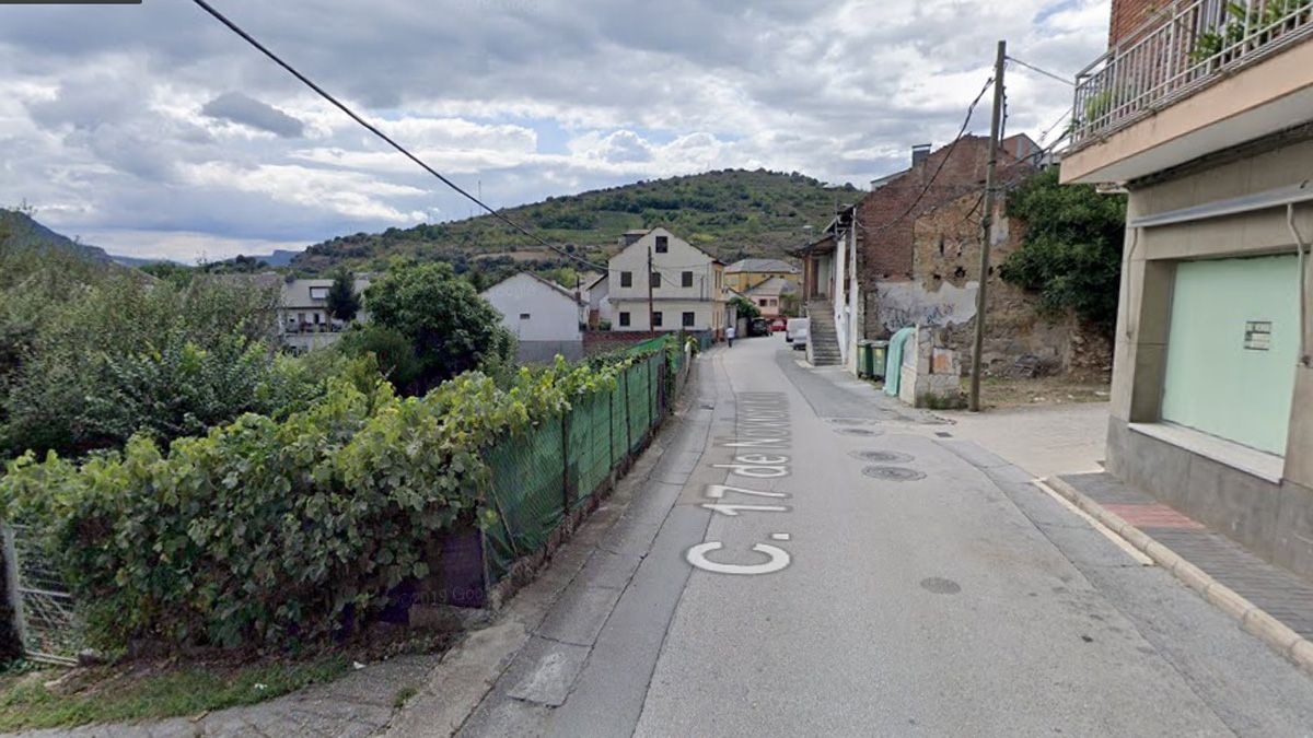 Imagen de Googlemaps de una calle con locales, viviendas y incas en Toral de los Vados.