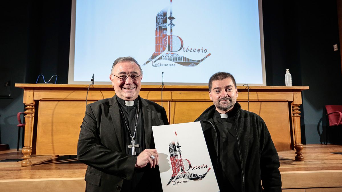 El obispo de León, Luis Ángel de las Heras y el vicario general, Luis Gutiérrez, presentan el nuevo logotipo oficial de la Diócesis. | ICAL