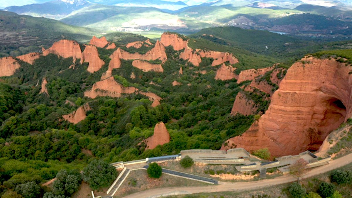 Las Médulas, una de las grandes obras de ingeniería para la mayor mina de oro del Imperio Romano en la península. | LNC