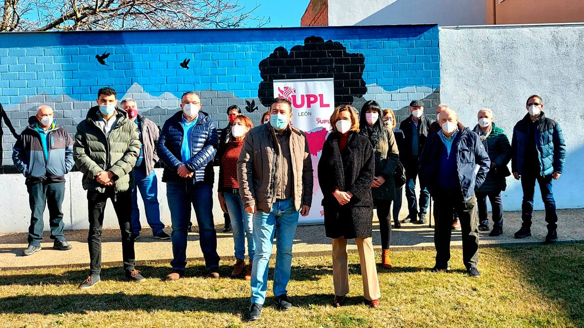 Luis Mariano Santos y Alicia Gallego (en primera fila) durante la visita a Santa María del Páramo. | L.N.C.