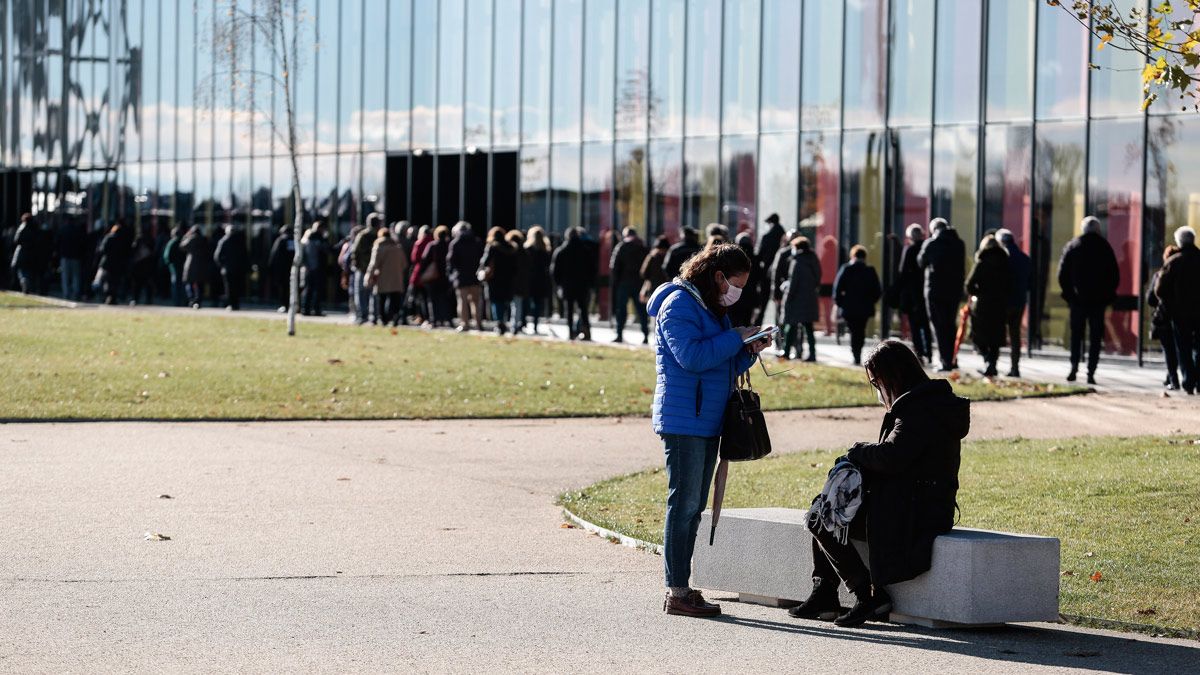 Imagen de archivo de colas para recibir la tercera dosis en Léon. :: ical
