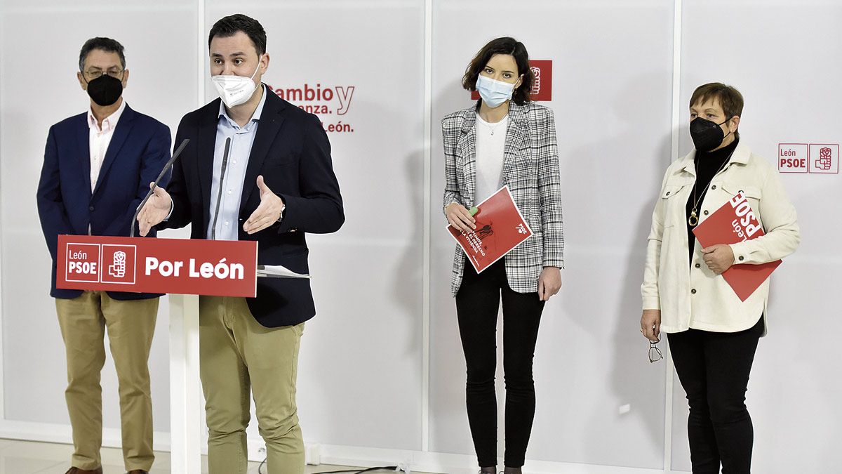 Cendón durante su intervenció nen la sede del PSOE. | SAÚL ARÉN Cendón durante su intervenció nen la sede del PSOE. | SAÚL ARÉN