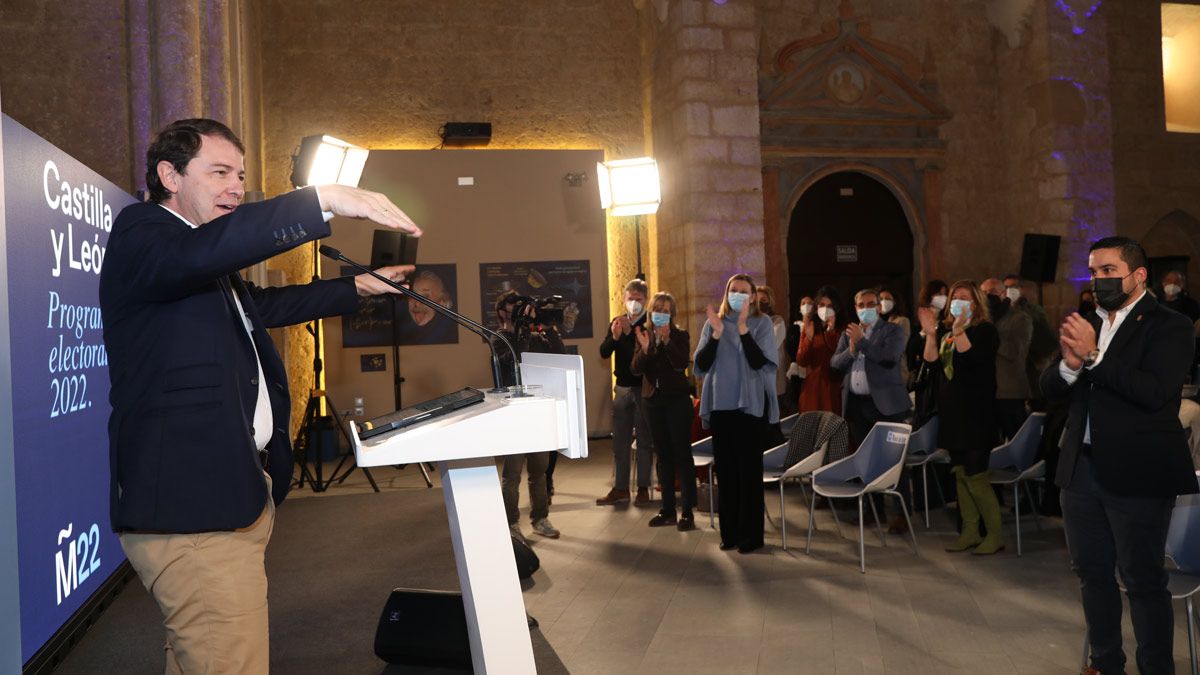 Alfonso Fernández Mañueco durante la presentación este martes en Becerril de Campos (Palencia). | BRÁGIMO / ICAL