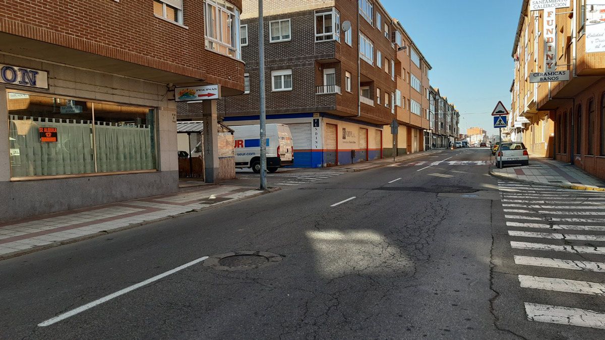 La avenida Constitución, en Trobajo del Camino, es una de las vías que entra en el Plan de Asfaltado. | L.N.C.