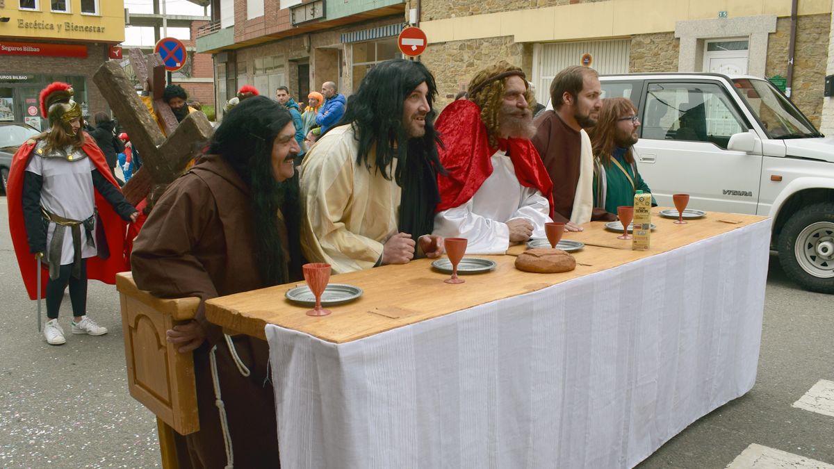 Un grupo disfrazados de escenas bíblicas, en el Carnaval de Fabero en una edición anterior. | Asociación San Roque Matachana