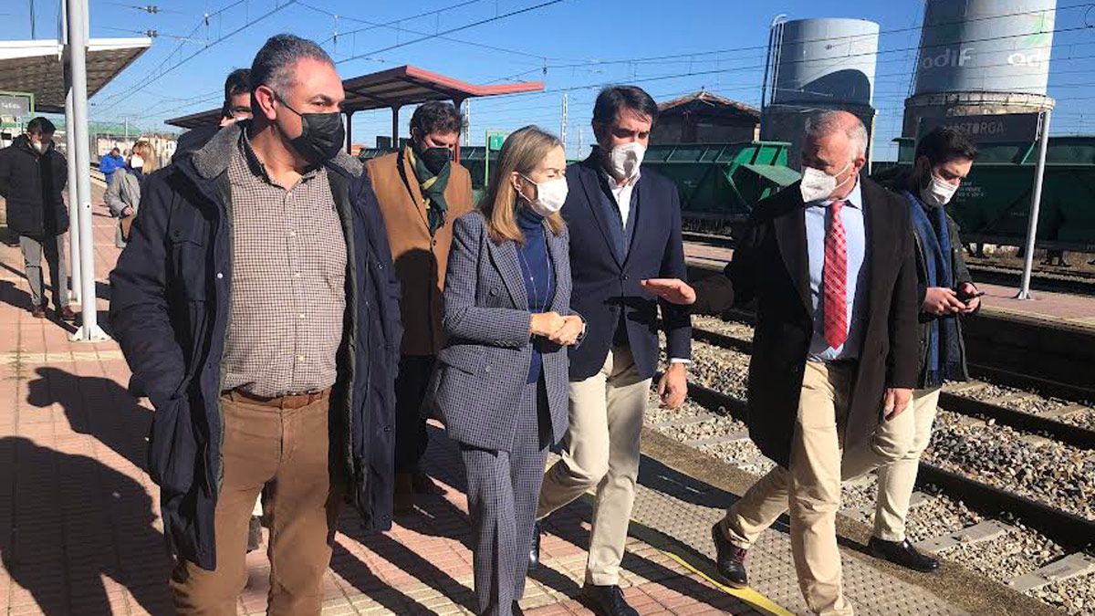 Visita de Ana Pastor a la estación de tren de Astorga. | P.F.