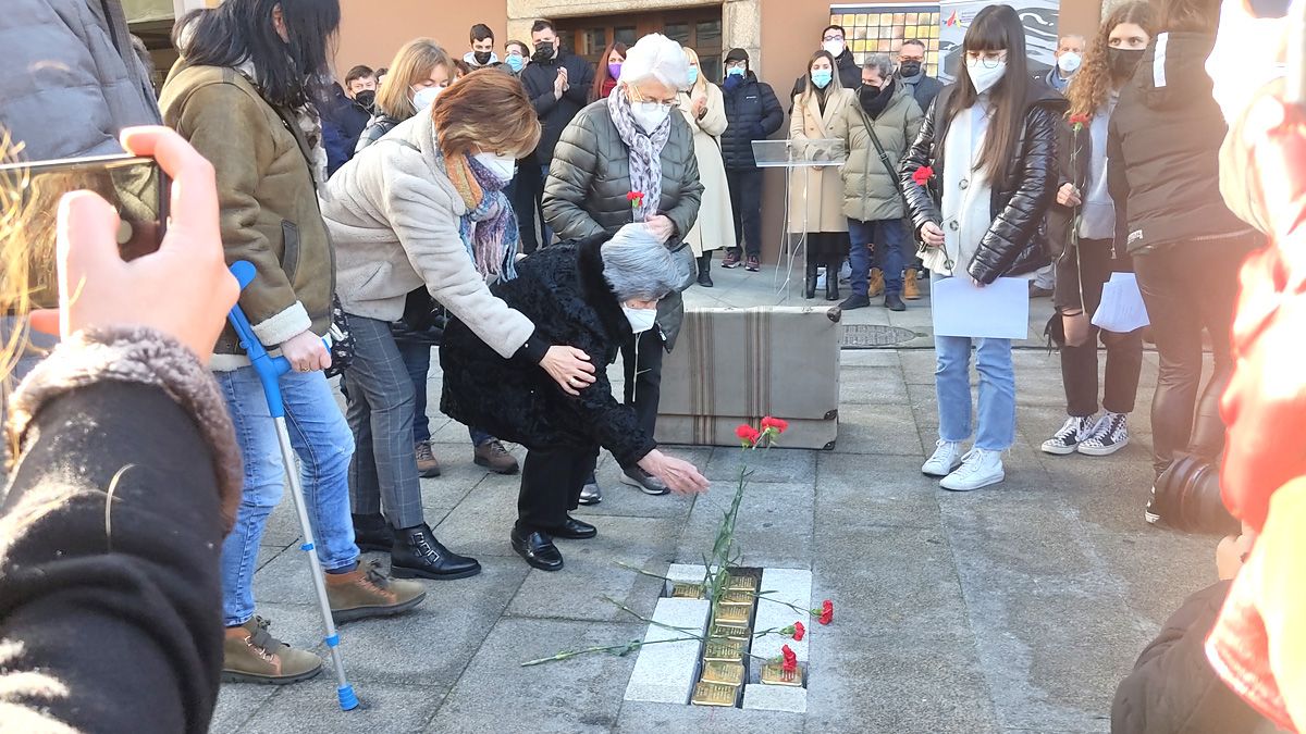 Los asistentes colocaron flores y velas entorno a los adoquines, antes de ser fijados al suelo de Ponferada. | D.M.