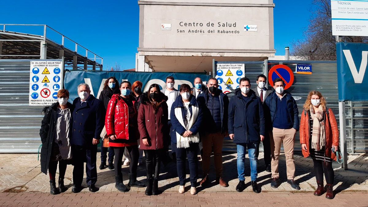 Visita de varios miembros del PSOE de León a las obras del centro de salud. | L.N.C.