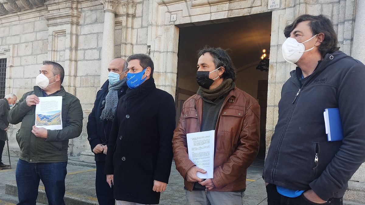 Los alcaldes de barrio de estas poblaciones junto con los concejales de Coalición por el Bierzo. | D.M.