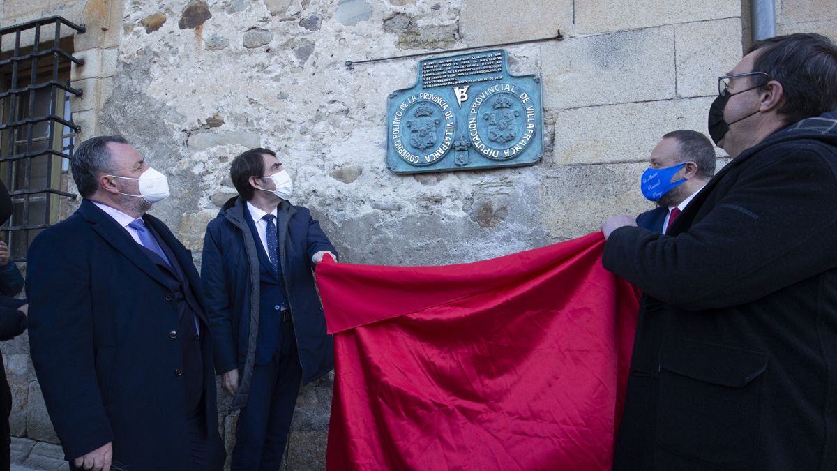 Las autoridades descubriendo la placa en San Nicolás, que fue sede de la diputación berciana. | C.S. (Ical)