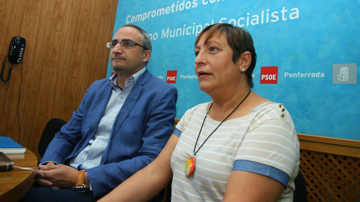 Olegario Ramón junto a Carmen Morán, ayer en la sede del grupo municipal socialista en el Ayuntamiento de Ponferrada. | César Sánchez (Ical)