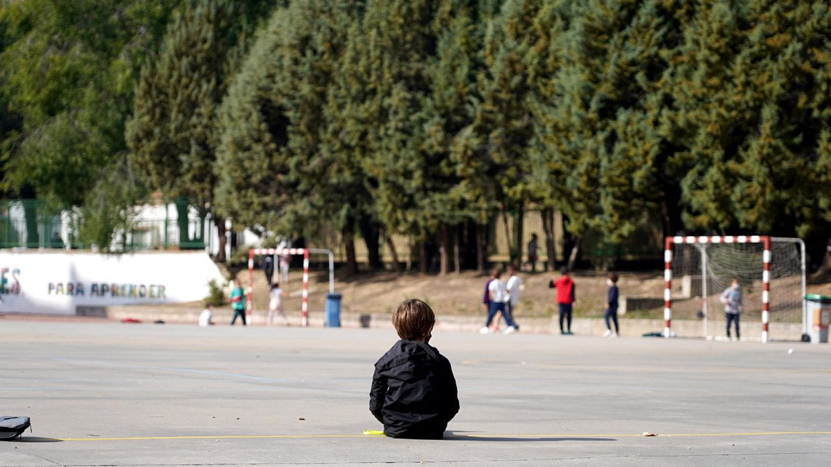 Un alumno observa jugar a sus compañeros en un patio. | ICAL