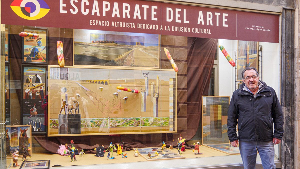 Eduardo López Casado ante el Escaparate del Arte. | VICENTE GARCÍA