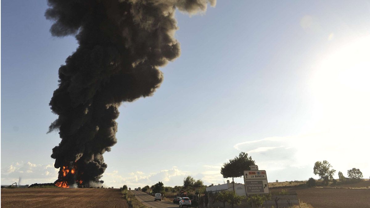 La gran columna de humo negro que provocaron las llamas. | DANIEL MARTÍN