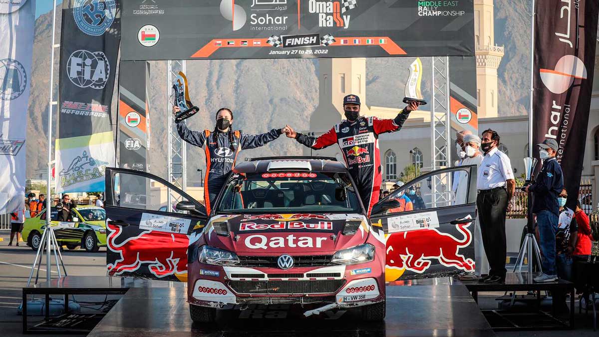 Alba Sánchez y Nasser Al-Attiyah celebran el triunfo en el Rally de Omán. | QMMF