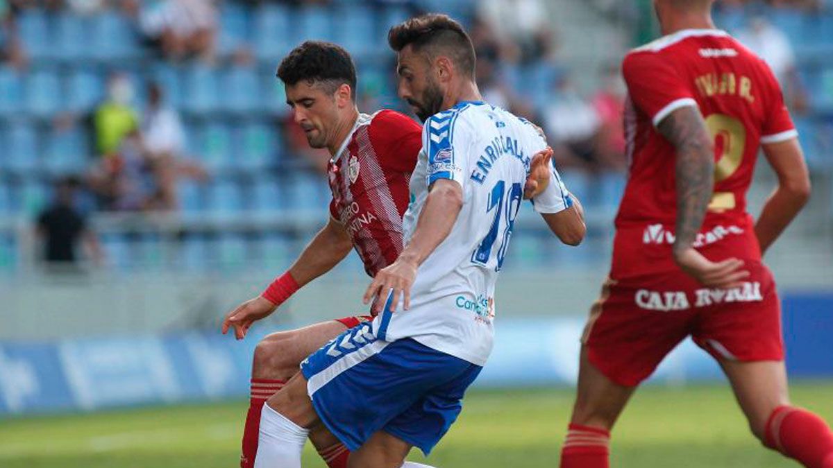 Pascanu corta un balón a Gallego en el choque de la primera vuelta. | LALIGA